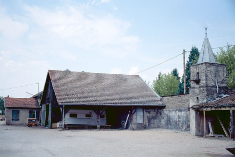 Pigeonnier et hangar. © Région Bourgogne-Franche-Comté, Inventaire du patrimoine Pigeonnier et hangar. © Région Bourgogne-Franche-Comté, Inventaire du patrimoine
