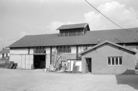 Façade antérieure de l'atelier de fabrication et du bureau (G). © Région Bourgogne-Franche-Comté, Inventaire du patrimoine Façade antérieure de l'atelier de fabrication et du bureau (G). © Région Bourgogne-Franche-Comté, Inventaire du patrimoine