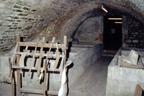 Etage de soubassement : cuves dans la deuxième pièce. © Région Bourgogne-Franche-Comté, Inventaire du patrimoine Etage de soubassement : cuves dans la deuxième pièce. © Région Bourgogne-Franche-Comté, Inventaire du patrimoine