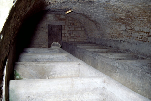 Etage de soubassement : cuves dans la troisième pièce. © Région Bourgogne-Franche-Comté, Inventaire du patrimoine Etage de soubassement : cuves dans la troisième pièce. © Région Bourgogne-Franche-Comté, Inventaire du patrimoine