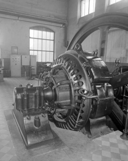 Salle des machines (10) : dynamo Schneider et Cie. © Région Bourgogne-Franche-Comté, Inventaire du patrimoine Salle des machines (10) : dynamo Schneider et Cie. © Région Bourgogne-Franche-Comté, Inventaire du patrimoine