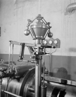 Salle des machines (10) : régulateur à boules de la machine à vapeur. © Région Bourgogne-Franche-Comté, Inventaire du patrimoine Salle des machines (10) : régulateur à boules de la machine à vapeur. © Région Bourgogne-Franche-Comté, Inventaire du patrimoine