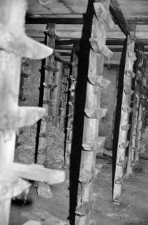Intérieur de la carrière souterraine : supports d'étagères à fromages d'une pièce d'affinage. © Région Bourgogne-Franche-Comté, Inventaire du patrimoine