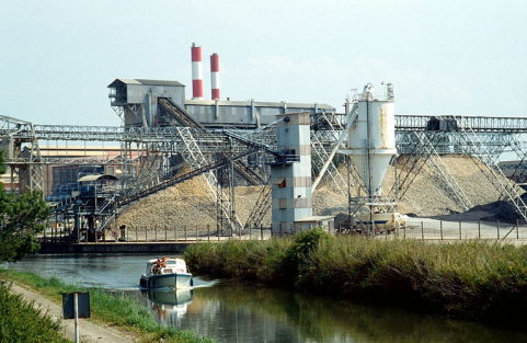 Fours à chaux (9) et aire des matières premières (7) vus du nord-ouest. © Région Bourgogne-Franche-Comté, Inventaire du patrimoine Fours à chaux (9) et aire des matières premières (7) vus du nord-ouest. © Région Bourgogne-Franche-Comté, Inventaire du patrimoine