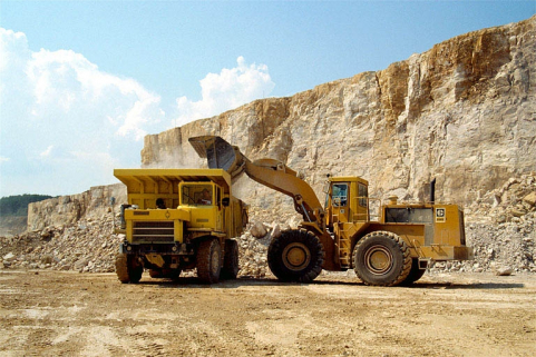Chargeuse Caterpillar et camion Volvo vu de face. © Région Bourgogne-Franche-Comté, Inventaire du patrimoine Chargeuse Caterpillar et camion Volvo vu de face. © Région Bourgogne-Franche-Comté, Inventaire du patrimoine