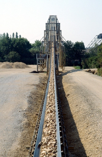 Transporteur automatique à bande et portique vus en alignement. © Région Bourgogne-Franche-Comté, Inventaire du patrimoine Transporteur automatique à bande et portique vus en alignement. © Région Bourgogne-Franche-Comté, Inventaire du patrimoine