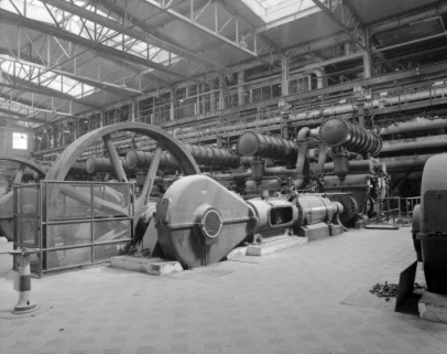 De gauche à droite : volant d'inertie, bielle (couvercle de protection enlevé), cylindre à vapeur, compresseurs. © Région Bourgogne-Franche-Comté, Inventaire du patrimoine De gauche à droite : volant d'inertie, bielle (couvercle de protection enlevé), cylindre à vapeur, compresseurs. © Région Bourgogne-Franche-Comté, Inventaire du patrimoine