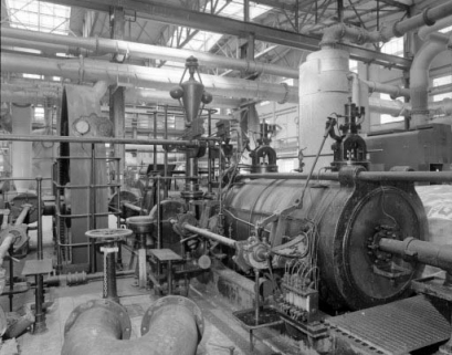 Soudière, salle des machines : volant d'inertie, régulateur à boules et cylindre à vapeur de la pompe n° 1. © Région Bourgogne-Franche-Comté, Inventaire du patrimoine Soudière, salle des machines : volant d'inertie, régulateur à boules et cylindre à vapeur de la pompe n° 1. © Région Bourgogne-Franche-Comté, Inventaire du patrimoine