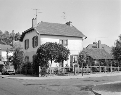 Façade antérieure et face latérale droite. © Région Bourgogne-Franche-Comté, Inventaire du patrimoine