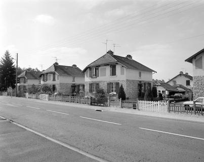 Rue de Belvoye, numéros 36 à 46. © Région Bourgogne-Franche-Comté, Inventaire du patrimoine Rue de Belvoye, numéros 36 à 46. © Région Bourgogne-Franche-Comté, Inventaire du patrimoine