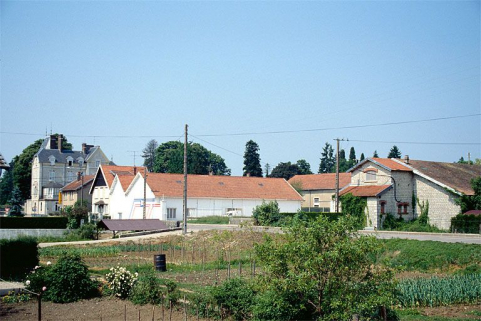 Vue d'ensemble depuis le sud-ouest. © Région Bourgogne-Franche-Comté, Inventaire du patrimoine Vue d'ensemble depuis le sud-ouest. © Région Bourgogne-Franche-Comté, Inventaire du patrimoine