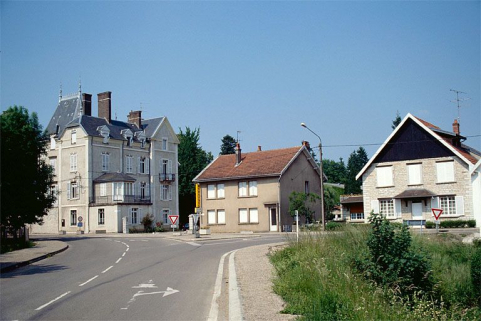 Logement patronal (A) et conciergerie vus de l'ouest. © Région Bourgogne-Franche-Comté, Inventaire du patrimoine Logement patronal (A) et conciergerie vus de l'ouest. © Région Bourgogne-Franche-Comté, Inventaire du patrimoine