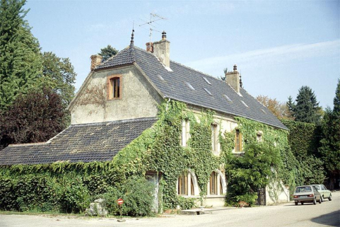 Logement patronal (B) vu de trois quarts gauche. © Région Bourgogne-Franche-Comté, Inventaire du patrimoine Logement patronal (B) vu de trois quarts gauche. © Région Bourgogne-Franche-Comté, Inventaire du patrimoine