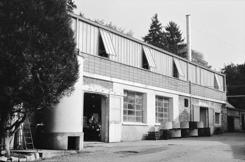 Conserverie Ménetrel : atelier de fabrication 3 (ancien magasin industriel C) vu de trois quarts gauche. © Région Bourgogne-Franche-Comté, Inventaire du patrimoine Conserverie Ménetrel : atelier de fabrication 3 (ancien magasin industriel C) vu de trois quarts gauche. © Région Bourgogne-Franche-Comté, Inventaire du patrimoine