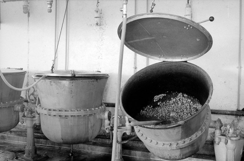 Conserverie Ménetrel, atelier de fabrication (3) : marmites de première cuisson. © Région Bourgogne-Franche-Comté, Inventaire du patrimoine Conserverie Ménetrel, atelier de fabrication (3) : marmites de première cuisson. © Région Bourgogne-Franche-Comté, Inventaire du patrimoine