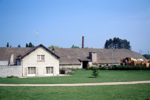 Chaufferie (P) et atelier de fabrication (N) vus de l'est. © Région Bourgogne-Franche-Comté, Inventaire du patrimoine Chaufferie (P) et atelier de fabrication (N) vus de l'est. © Région Bourgogne-Franche-Comté, Inventaire du patrimoine