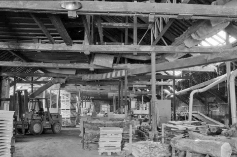 Fabrique de palettes Bourgeois : intérieur de l'atelier de fabrication 9 (ancien atelier N). © Région Bourgogne-Franche-Comté, Inventaire du patrimoine Fabrique de palettes Bourgeois : intérieur de l'atelier de fabrication 9 (ancien atelier N). © Région Bourgogne-Franche-Comté, Inventaire du patrimoine