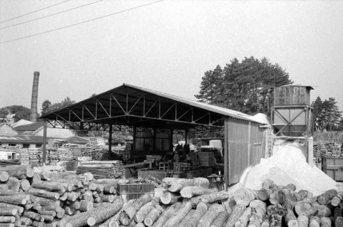 Fabrique de palettes Bourgeois : atelier de la scie (3) et silo à sciure (4). © Région Bourgogne-Franche-Comté, Inventaire du patrimoine Fabrique de palettes Bourgeois : atelier de la scie (3) et silo à sciure (4). © Région Bourgogne-Franche-Comté, Inventaire du patrimoine