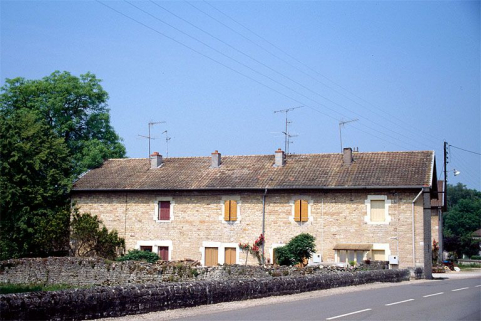 Maison de la cité ouvrière (46-58, rue des Anciennes forges) vue de l'est. Cadastre : 1980 AK 168 à 172. © Région Bourgogne-Franche-Comté, Inventaire du patrimoine Maison de la cité ouvrière (46-58, rue des Anciennes forges) vue de l'est. Cadastre : 1980 AK 168 à 172. © Région Bourgogne-Franche-Comté, Inventaire du patrimoine