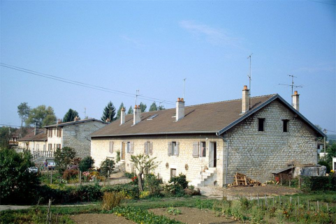 Maison de la cité ouvrière (4-30, rue des Anciennes forges) vue de l'est. Cadastre : 1980 AK 157. © Région Bourgogne-Franche-Comté, Inventaire du patrimoine Maison de la cité ouvrière (4-30, rue des Anciennes forges) vue de l'est. Cadastre : 1980 AK 157. © Région Bourgogne-Franche-Comté, Inventaire du patrimoine