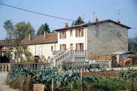 Maison de la cité ouvrière (12-26, rue des Anciennes forges) vue de l'est. Cadastre : 1980 AK 146, 149, 152, 208 à 210. © Région Bourgogne-Franche-Comté, Inventaire du patrimoine Maison de la cité ouvrière (12-26, rue des Anciennes forges) vue de l'est. Cadastre : 1980 AK 146, 149, 152, 208 à 210. © Région Bourgogne-Franche-Comté, Inventaire du patrimoine