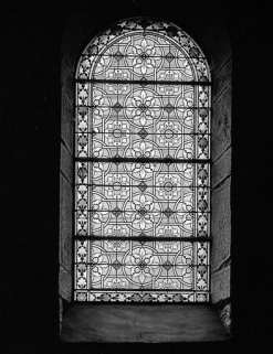 Un des baies de la nef : grisaille. © Région Bourgogne-Franche-Comté, Inventaire du patrimoine