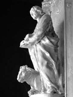 La statuette de saint Luc, vue de trois quarts. © Région Bourgogne-Franche-Comté, Inventaire du patrimoine La statuette de saint Luc, vue de trois quarts. © Région Bourgogne-Franche-Comté, Inventaire du patrimoine