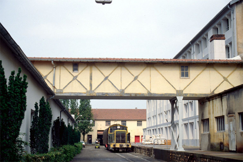 Façade antérieure de l'atelier (42), passerelle et locomotive. © Région Bourgogne-Franche-Comté, Inventaire du patrimoine