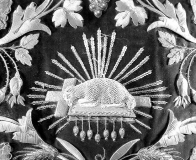 L'agneau mystique au centre de la croix. © Région Bourgogne-Franche-Comté, Inventaire du patrimoine L'agneau mystique au centre de la croix. © Région Bourgogne-Franche-Comté, Inventaire du patrimoine