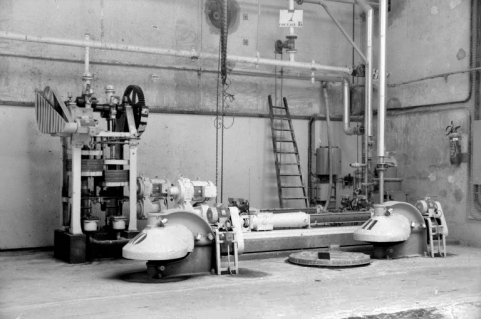 Atelier de préparation de la pâte (9) : pompes à barbotine. Agitateurs à barbotine au 1er plan ; pompe ancien modèle à gauche, pompes nouveau modèle au centre. © Région Bourgogne-Franche-Comté, Inventaire du patrimoine Atelier de préparation de la pâte (9) : pompes à barbotine. Agitateurs à barbotine au 1er plan ; pompe ancien modèle à gauche, pompes nouveau modèle au centre. © Région Bourgogne-Franche-Comté, Inventaire du patrimoine