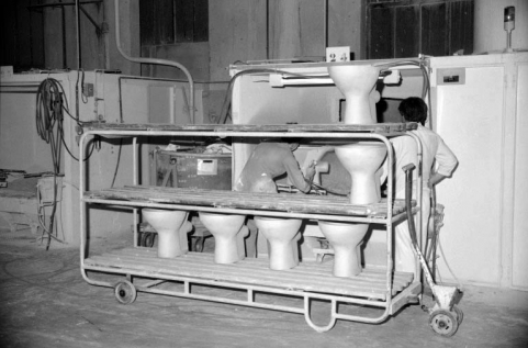 Atelier (9) : cabine d'émaillage. © Région Bourgogne-Franche-Comté, Inventaire du patrimoine Atelier (9) : cabine d'émaillage. © Région Bourgogne-Franche-Comté, Inventaire du patrimoine