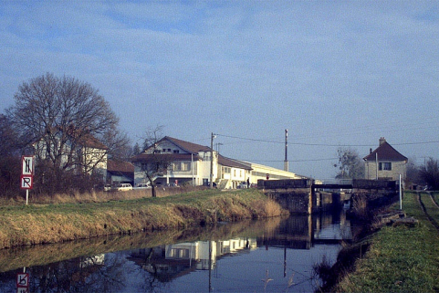 Vue d'ensemble depuis l'ouest, avec le canal. © Région Bourgogne-Franche-Comté, Inventaire du patrimoine