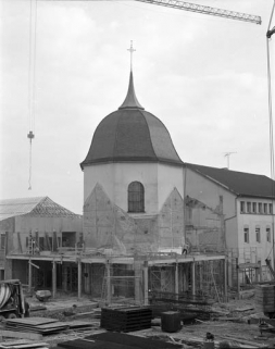 Chapelle en gros plan depuis la cour donnant rue de l'Arsenal pendant les travaux de démolition de l'année 1989. © Région Bourgogne-Franche-Comté, Inventaire du patrimoine