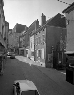 Logement de l'aumonier de trois quarts gauche depuis la Grande Rue. © Région Bourgogne-Franche-Comté, Inventaire du patrimoine