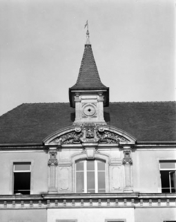 Façade antérieure du bâtiment principal : détail du fronton et du clocheton. © Région Bourgogne-Franche-Comté, Inventaire du patrimoine