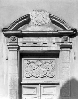 Chapelle : façade antérieure, détail de la partie supérieure du portail. © Région Bourgogne-Franche-Comté, Inventaire du patrimoine