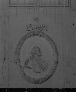 Chapelle : intérieur, décor en stuc à gauche du choeur avec buste de saint Pierre dans un médaillon. © Région Bourgogne-Franche-Comté, Inventaire du patrimoine