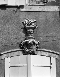Façade antérieure : détail du décor de l'arc de la baie à droite de la porte d'entrée. © Région Bourgogne-Franche-Comté, Inventaire du patrimoine Façade antérieure : détail du décor de l'arc de la baie à droite de la porte d'entrée. © Région Bourgogne-Franche-Comté, Inventaire du patrimoine