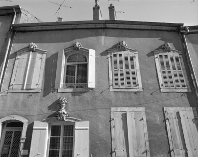 Façade antérieure : baies du premier étage. © Région Bourgogne-Franche-Comté, Inventaire du patrimoine Façade antérieure : baies du premier étage. © Région Bourgogne-Franche-Comté, Inventaire du patrimoine