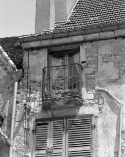 Place de la Petite Fontaine : détail du balcon d'un des édifices formant le fond de la place. © Région Bourgogne-Franche-Comté, Inventaire du patrimoine