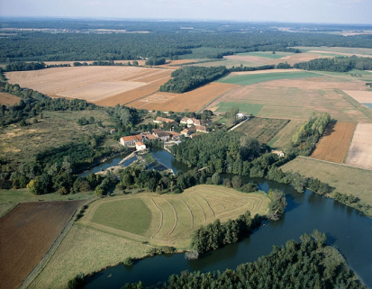 Vue aérienne depuis le sud en 1989. © Région Bourgogne-Franche-Comté, Inventaire du patrimoine
