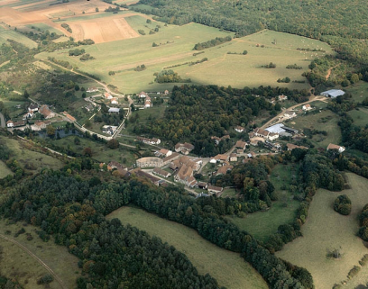 Vue aérienne depuis le sud-ouest en 1989. © Région Bourgogne-Franche-Comté, Inventaire du patrimoine