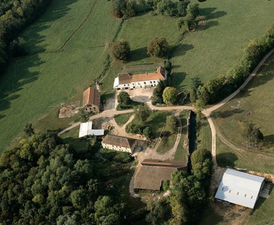Vue aérienne plongeante depuis le sud-est en 1989. © Région Bourgogne-Franche-Comté, Inventaire du patrimoine Vue aérienne plongeante depuis le sud-est en 1989. © Région Bourgogne-Franche-Comté, Inventaire du patrimoine