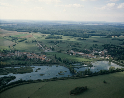 Vue aérienne depuis le sud-est en 1989. © Région Bourgogne-Franche-Comté, Inventaire du patrimoine Vue aérienne depuis le sud-est en 1989. © Région Bourgogne-Franche-Comté, Inventaire du patrimoine