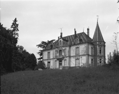 Logement patronal. Vue de trois quarts arrière en 1989. © Région Bourgogne-Franche-Comté, Inventaire du patrimoine