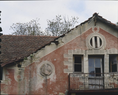Ecurie. Détail d'un médaillon sur la façade antérieure en 1989. © Région Bourgogne-Franche-Comté, Inventaire du patrimoine