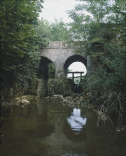 Canal de décharge en 1989. © Région Bourgogne-Franche-Comté, Inventaire du patrimoine
