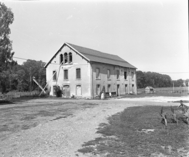 Atelier d'émaillage vu de trois quarts en 1989. © Région Bourgogne-Franche-Comté, Inventaire du patrimoine Atelier d'émaillage vu de trois quarts en 1989. © Région Bourgogne-Franche-Comté, Inventaire du patrimoine