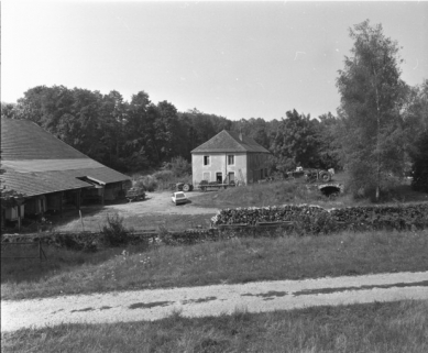 La halle à charbon et un logement ouvrier en 1989. © Région Bourgogne-Franche-Comté, Inventaire du patrimoine La halle à charbon et un logement ouvrier en 1989. © Région Bourgogne-Franche-Comté, Inventaire du patrimoine