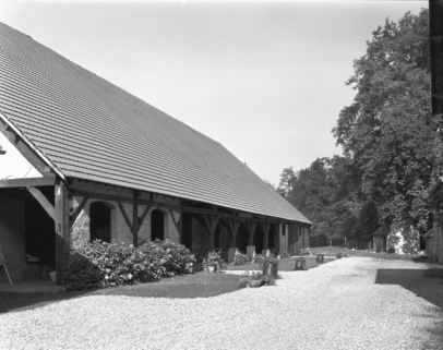 Halle à charbon vue de trois quarts en 1989. © Région Bourgogne-Franche-Comté, Inventaire du patrimoine